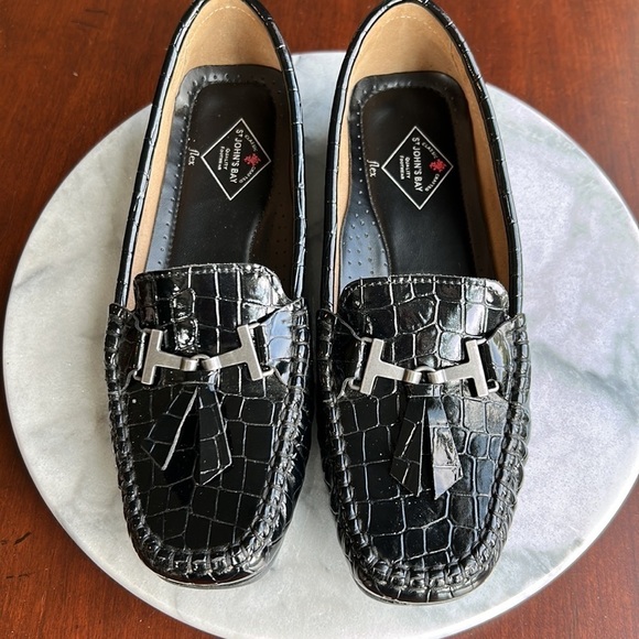 St. John s Bay black loafer flex size 7.5 M EUC worn once on cruise whip stitch - Picture 1 of 11